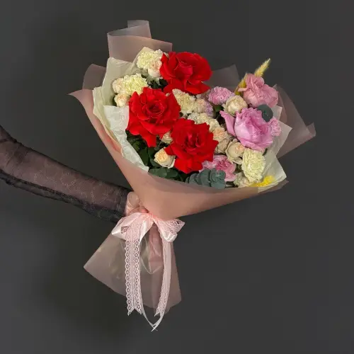 Букет роз с гвоздикой, эвкалиптом и пистакией