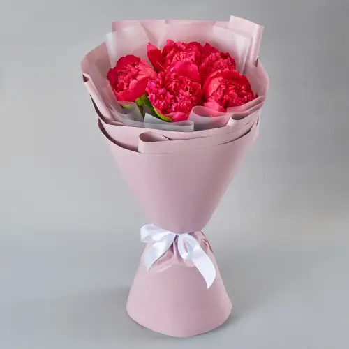 Букет из 5 коралловых пионов