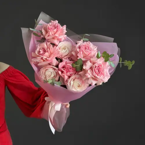 Букет из роз с ранункулюсом и эвкалиптом