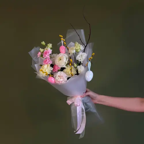 Букет из гвоздик, рунукулюса с эустомой и вербой 