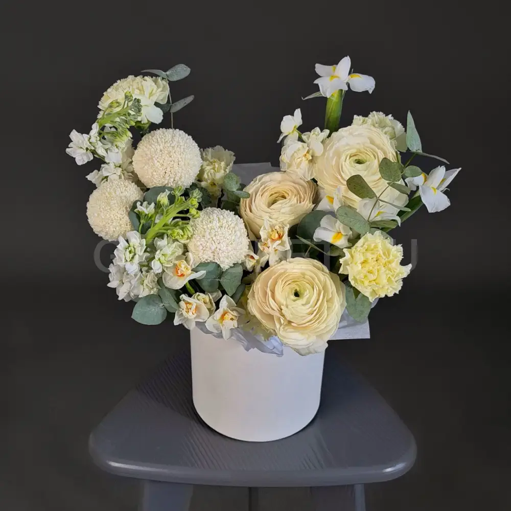 224583 Цветочная композиция из ранункулюсов, ирисов и нарциссов в шляпной коробке