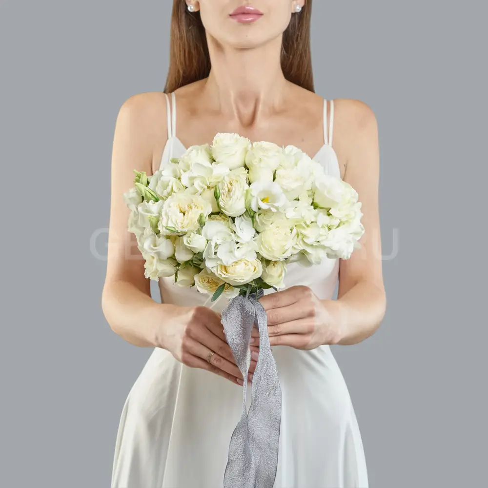 219395 Букет невесты из белых кустовых роз и эустомы с гортензией