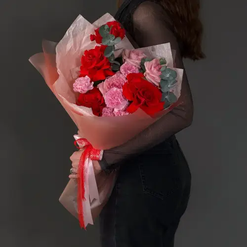 Букет из роз с эвкалиптом и гвоздикой 