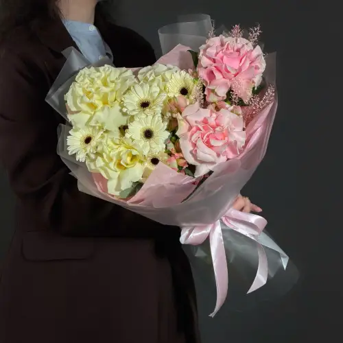 Букет роз, гербер и лепидиума 