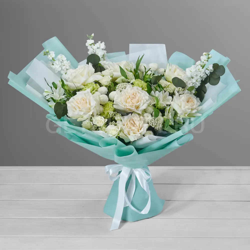 211670 Букет из белых роз, кустовой хризантемы и альстромерии с эвкалиптом