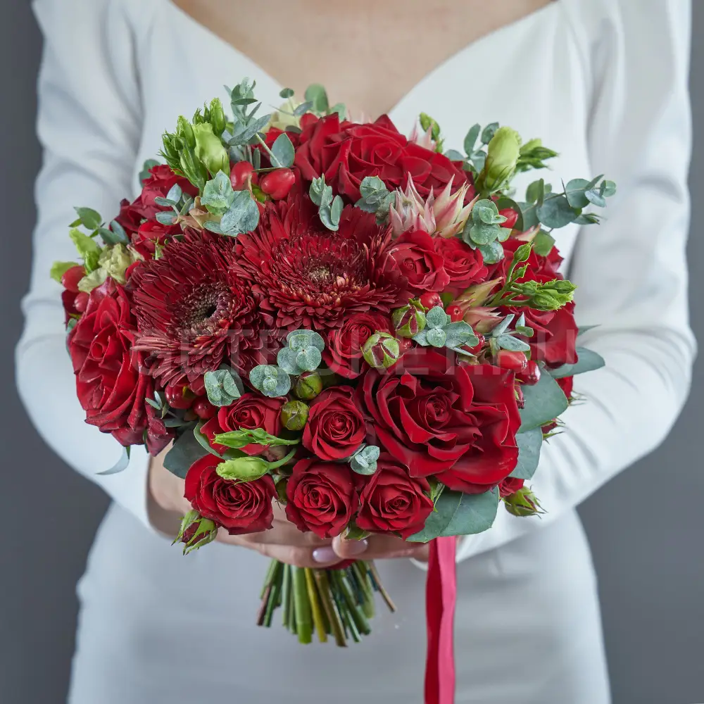 214557 Букет невесты из красных роз и гиперикума